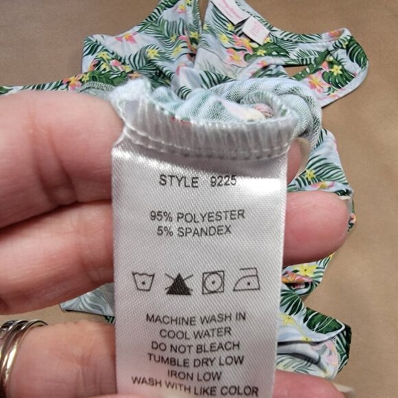 Tommy Bahama Size XL 2-Piece Floral Pajama Set, Jogger Style Pants and Tank Top - Picture 8 of 15